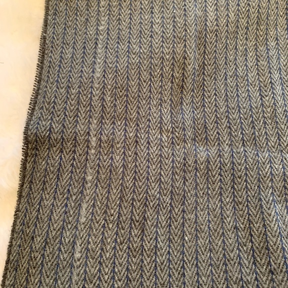 J. CREW Unisex 100% Acrylic heavier scarf NWT in gray herringbone print - Picture 8 of 8